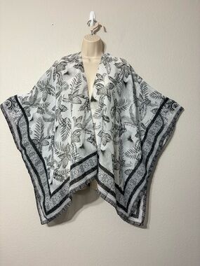 Steve Madden Black and White Botanical Print Wrap Kimono Lightweight Semi Sheer